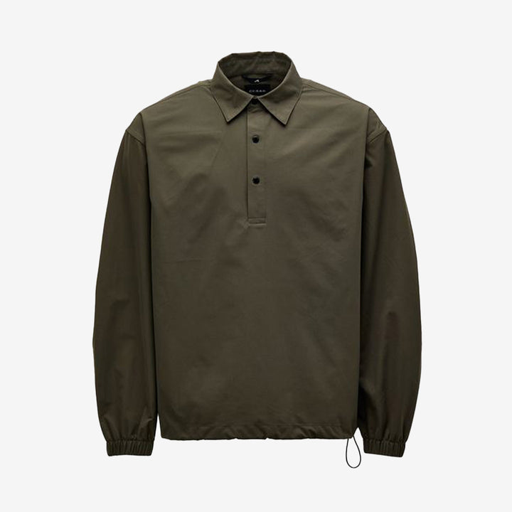 Oakdale Shirt A0060 i dark olive – teknisk hybridskjorta i flex-polyester med dragsko och tryckknappar