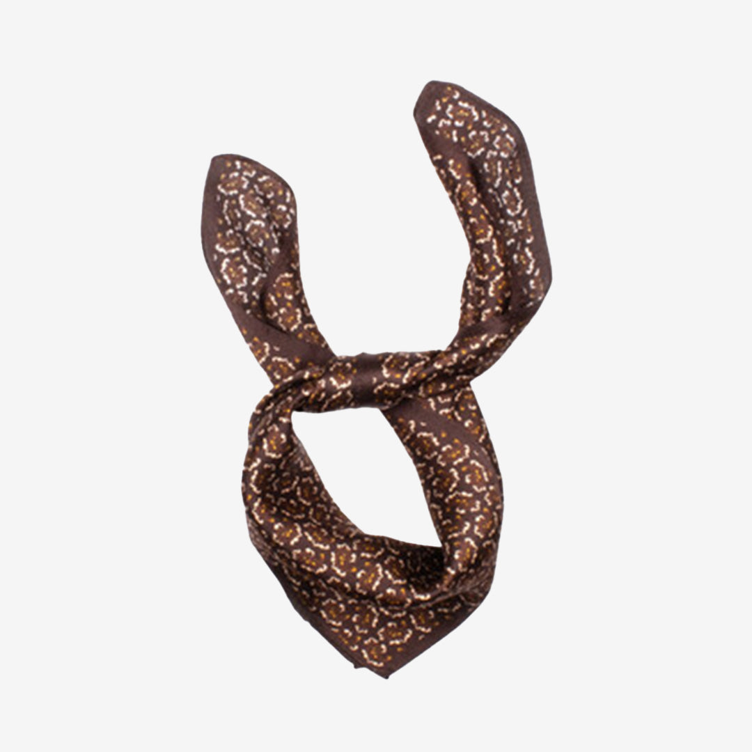 Kvadratisk brun sidensjal i 100% siden från Belas, elegant och mångsidig accessoar
