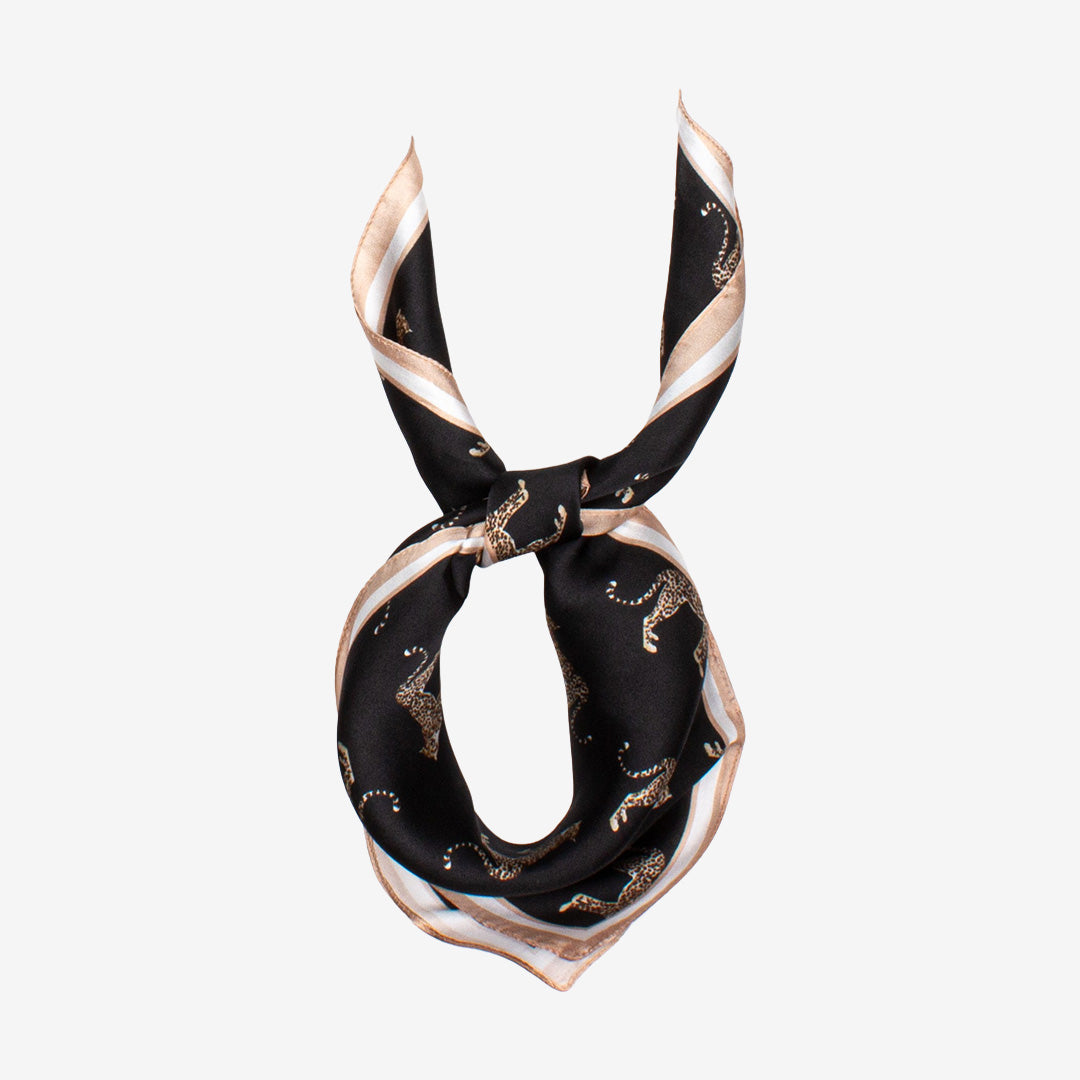 Seven East Abild Silk Scarf mönstrad sjal i Black, 70 x 70 cm, tillverkad i 100% siden.