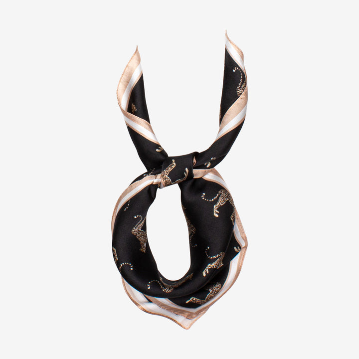 Seven East Abild Silk Scarf mönstrad sjal i Black, 70 x 70 cm, tillverkad i 100% siden.