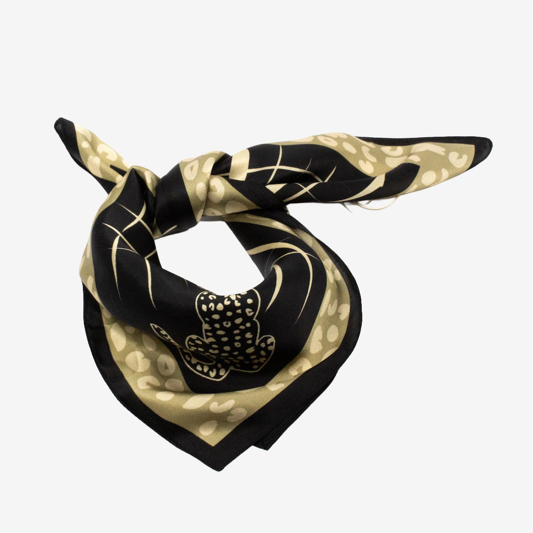 Seven East Leopard Square Silk Scarf mönstrad sjal i Black, 50 x 50 cm, tillverkad i 100% siden.