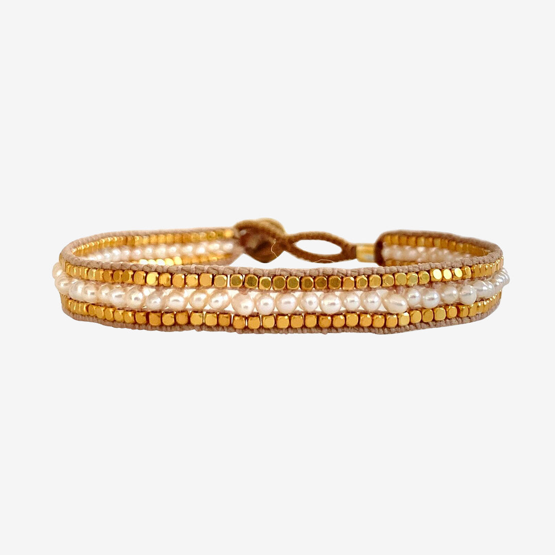 AM05 Bracelet Cap Jolie Pearl S handvävt armband med sötvattenspärlor och guldpläterade mässingsdetaljer