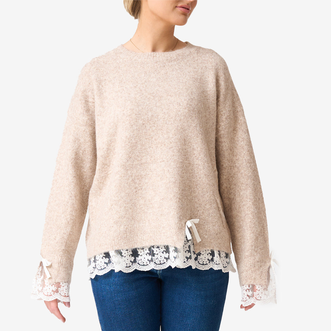 AR776 stickad tröja i taupe med spetsdetaljer och mjuk struktur