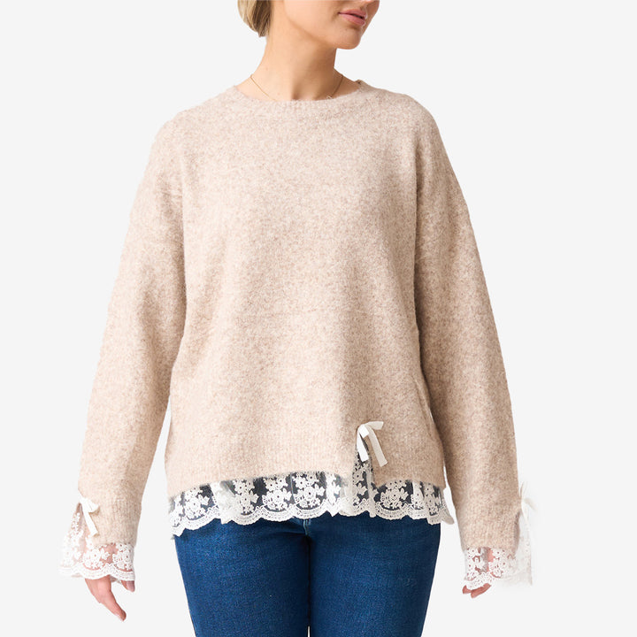 AR776 stickad tröja i taupe med spetsdetaljer och mjuk struktur