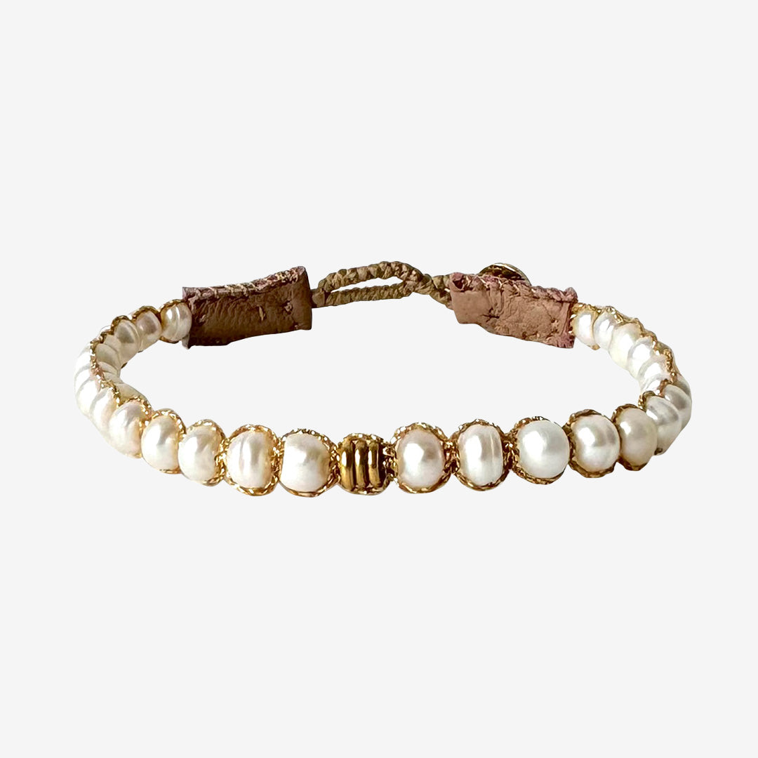 AV05 Bracelet Cap Henry Pearls armband med sötvattenspärlor, bomullsrep och 14K guldpläterade detaljer