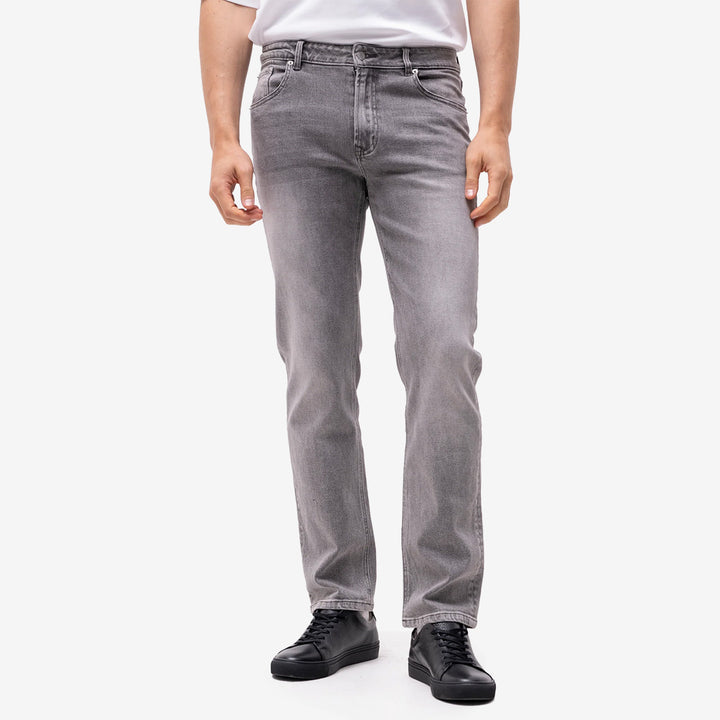 Brand Island Lucas Straight Jeans för herr i Light Grey, ljusgrå jeans med rak passform, stretch och klassisk femficksinspirerad design.