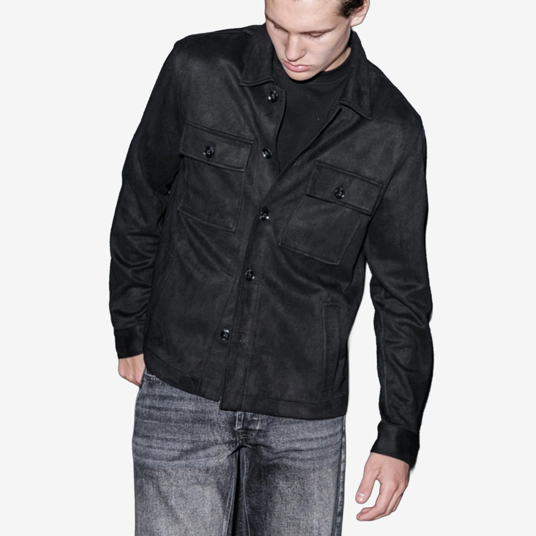 Brand Island Denki Overshirt V2 för herr i Black, svart overshirt med strukturerad krage, bröstfickor med lock och diskreta sidfickor.