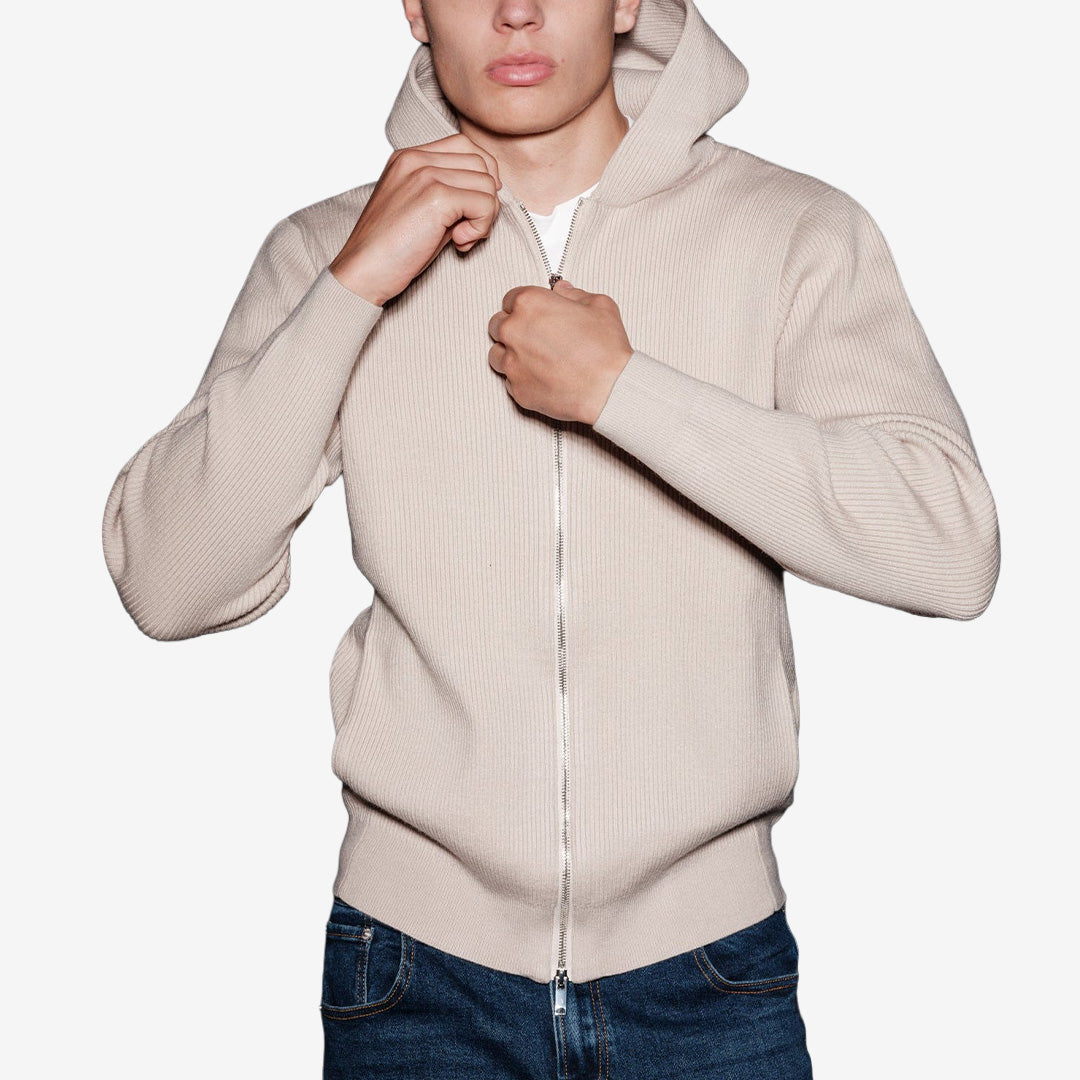 Brand Island Miyagi Hoodie Knit för herr i Light Khaki, stickad hoodie i ljus khakifärg med minimalistisk design.