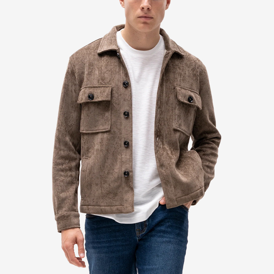 Brand Island Koji Overshirt för herr i Brown, brun overshirt med klassisk krage, knäppning framtill, två bröstfickor med lock och sidfickor.