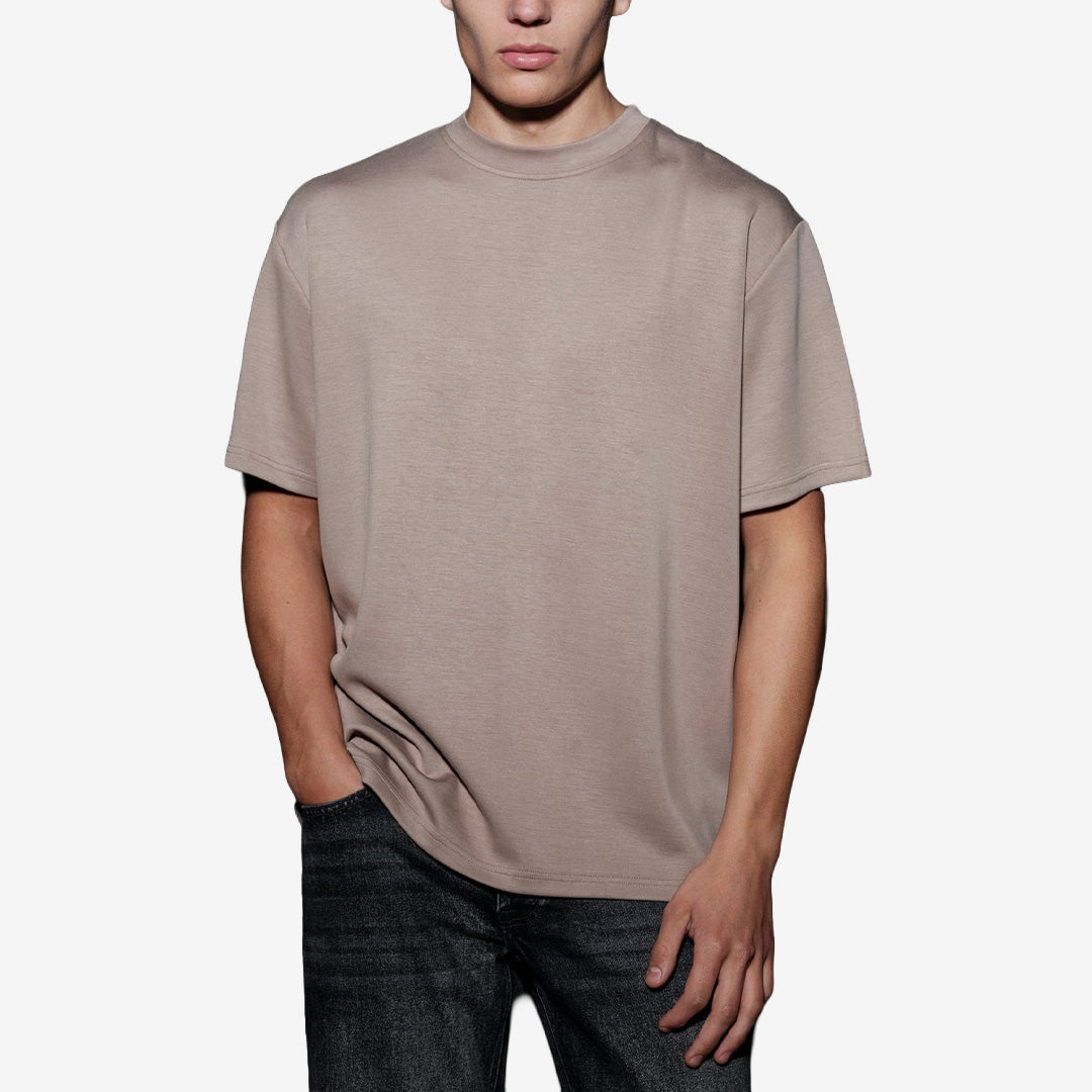 Brand Island Davis T-shirt för herr i Light Brown, ljusbrun T-shirt med minimalistisk design, rund halsringning och avslappnad passform.