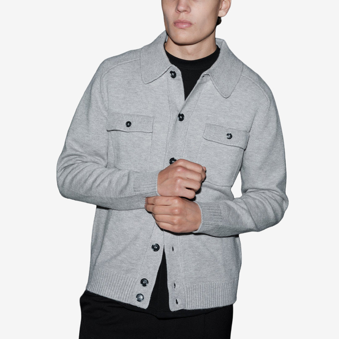 Brand Island Larry Cardigan Knit för herr i Light Grey, ljusgrå stickad kofta med tidlös design och mjuk struktur.