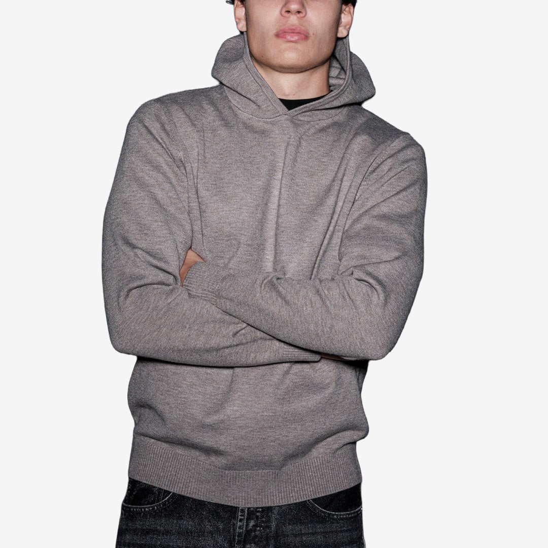Brand Island Vincent Knit Hoodie för herr i Greige, stickad hoodie i gråbeige nyans med huva, ribbade muddar och minimalistisk design.