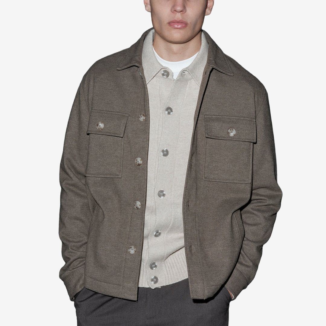 Brand Island Charles Overshirt för herr i Greige, gråbeige overshirt med klassisk krage, knäppning framtill och två bröstfickor med lock.