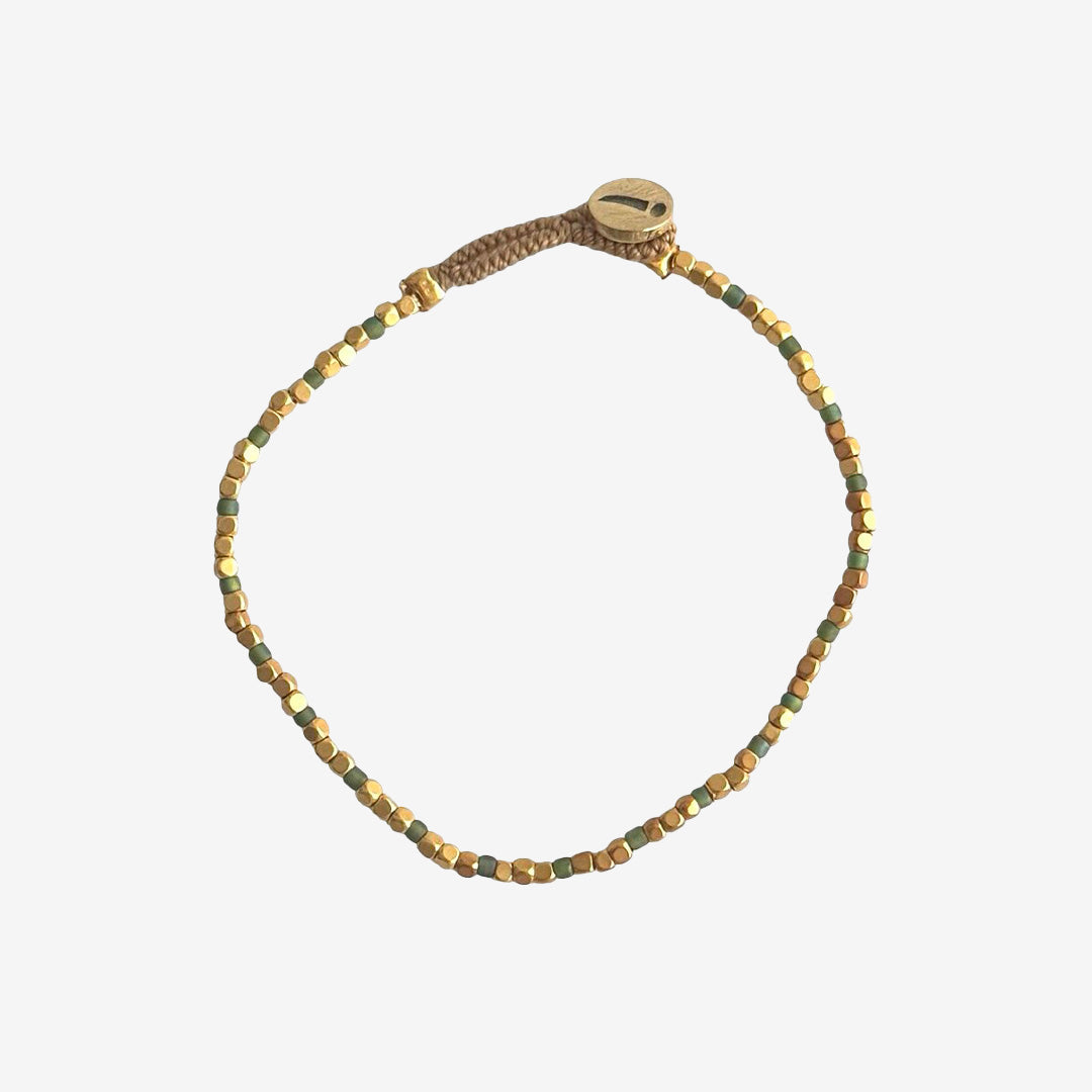 GR05 LULU MAXIE BAMBOO GREEN armband i grönt med färgglada pärlor och gulddetaljer