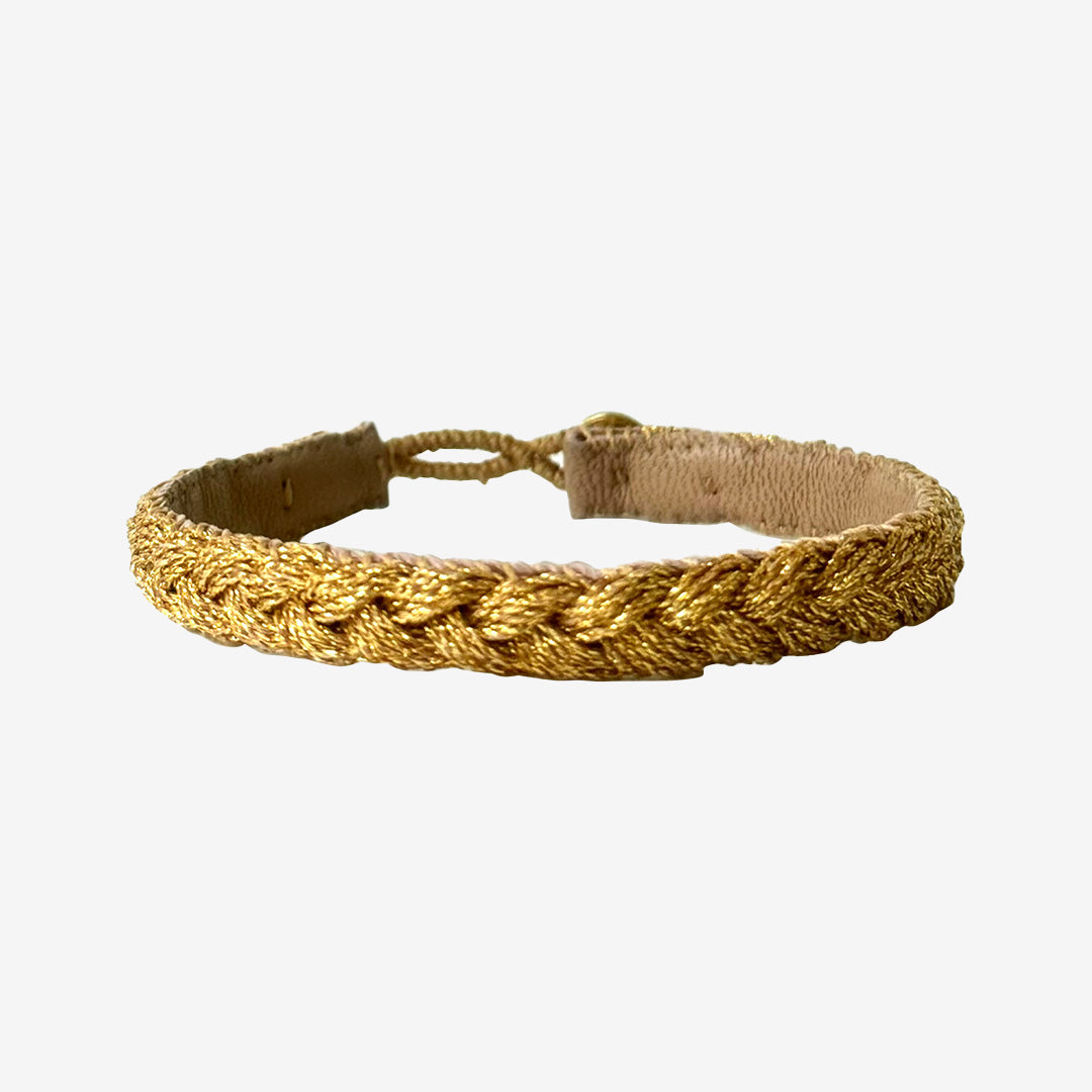 DI01-L FRINGE GOLD armband i guld med flätad design och guldpläterad knapp