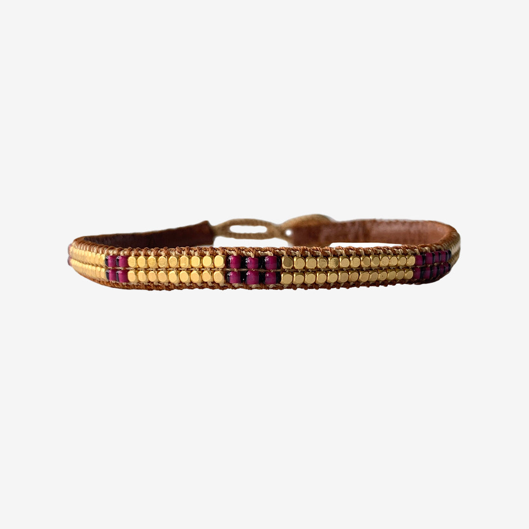 GE07 TATE MAROON läderarmband i maroon med 14K guldpläterad knapp