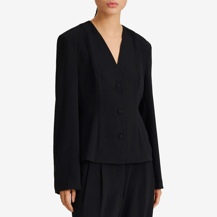 Briar Blouse – figurnära blus med V-ringning och dekorativa sömmar i återvunnen polyester från Stylein
