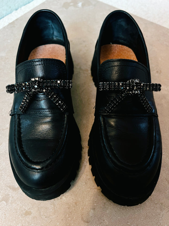 Svart sko clip från The Shoelace Brand till sneakers och flats