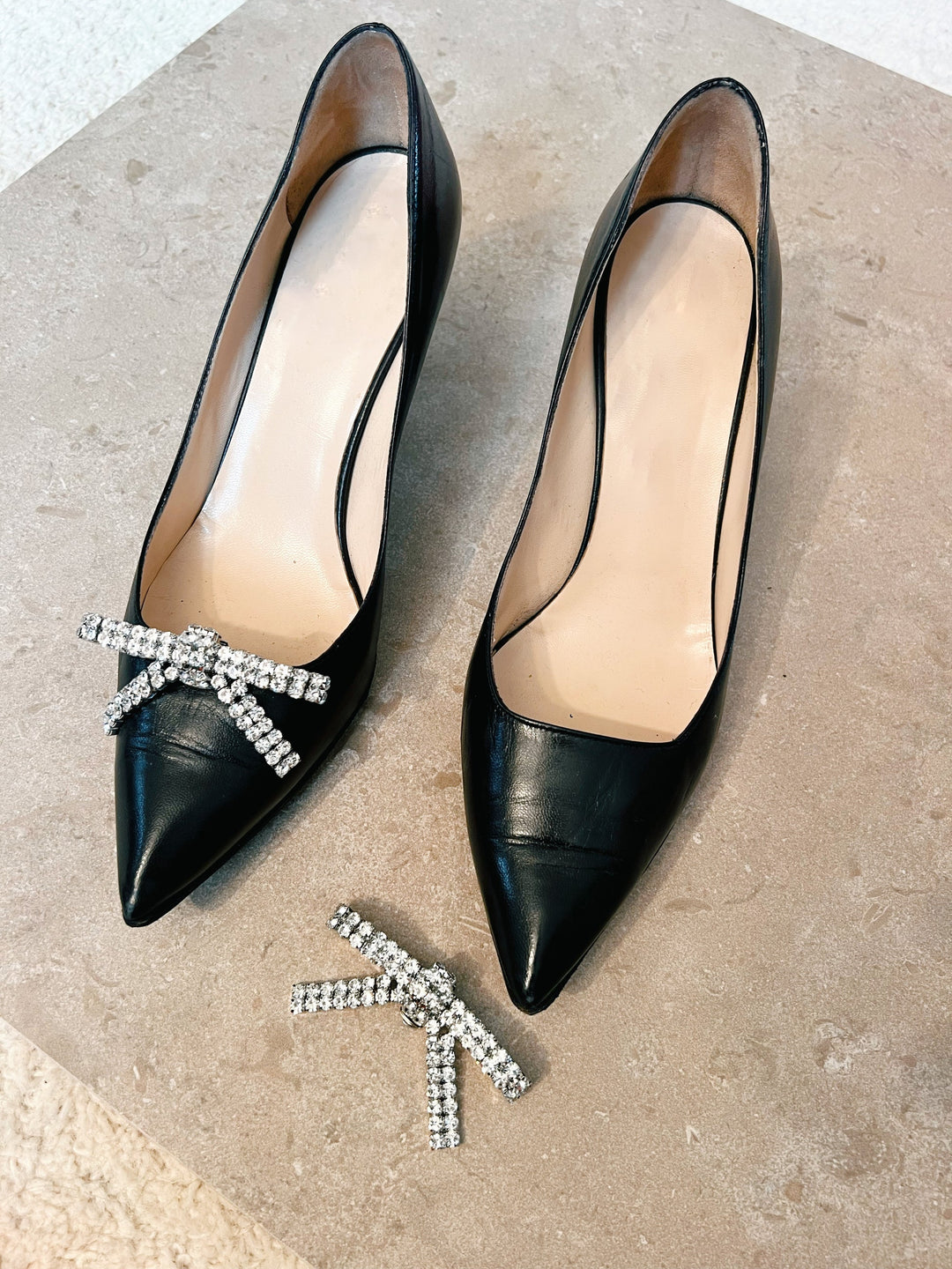 Sko clip rosett med vit kristall i silver från The Shoelace Brand