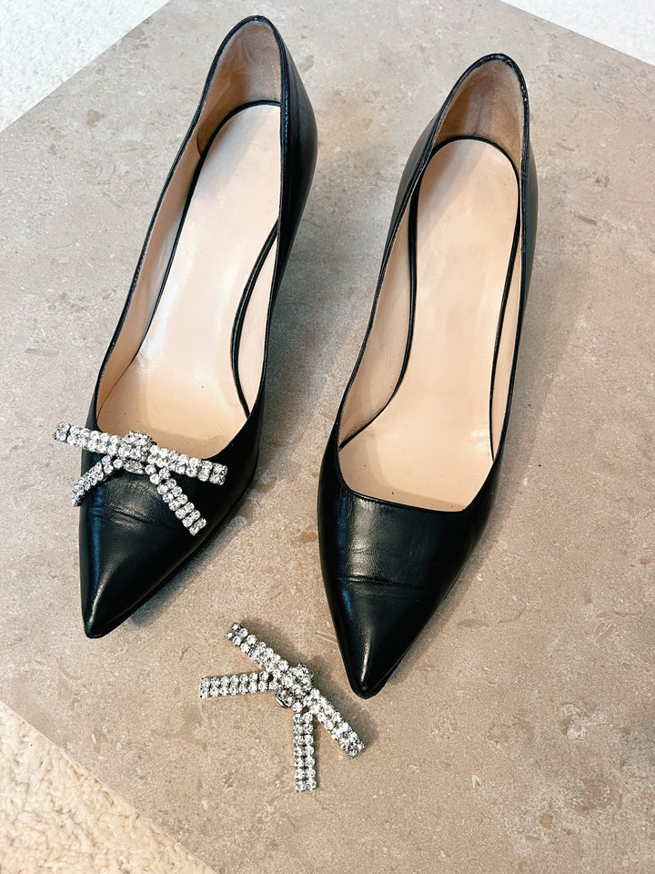 Sko clip rosett med vit kristall i silver från The Shoelace Brand