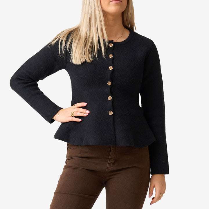 CH25AW40 svart stickad kofta med volangdetaljer i mjukt material