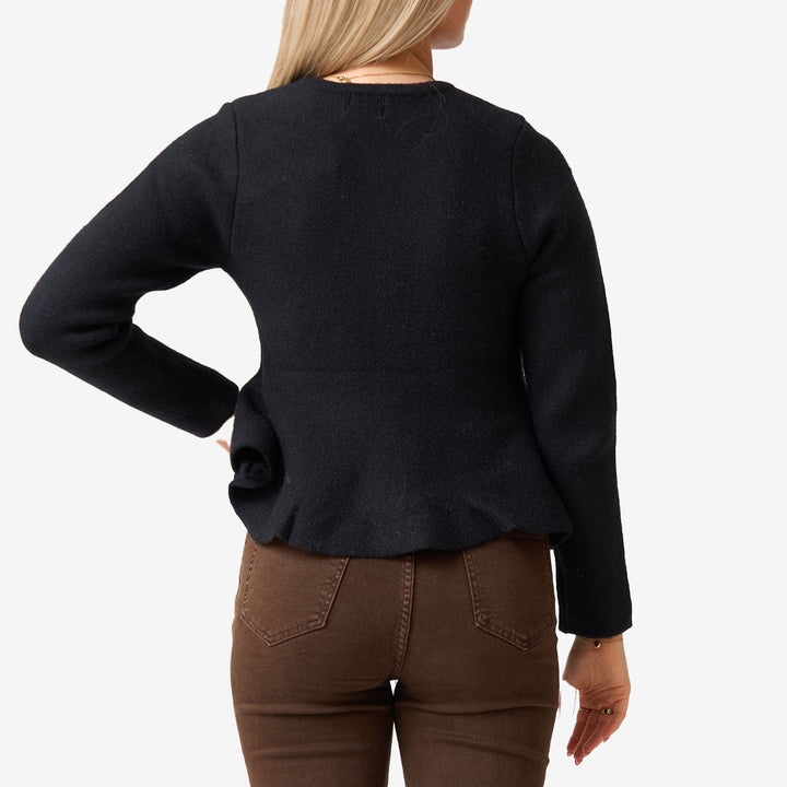 Stickad kofta m volang