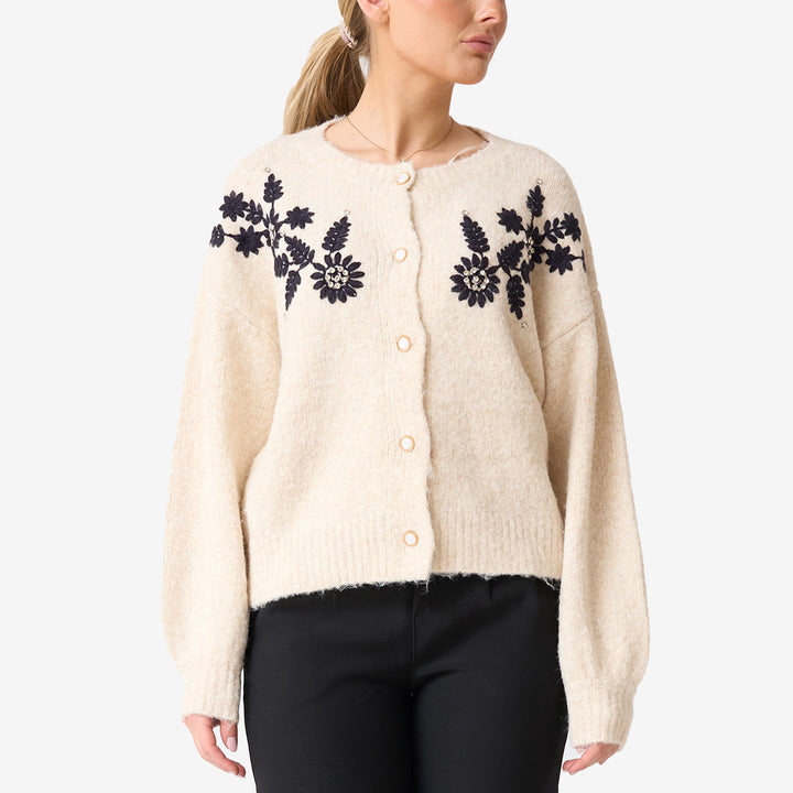 CH25AW43 stickad tröja i stone och navy med klassisk passform