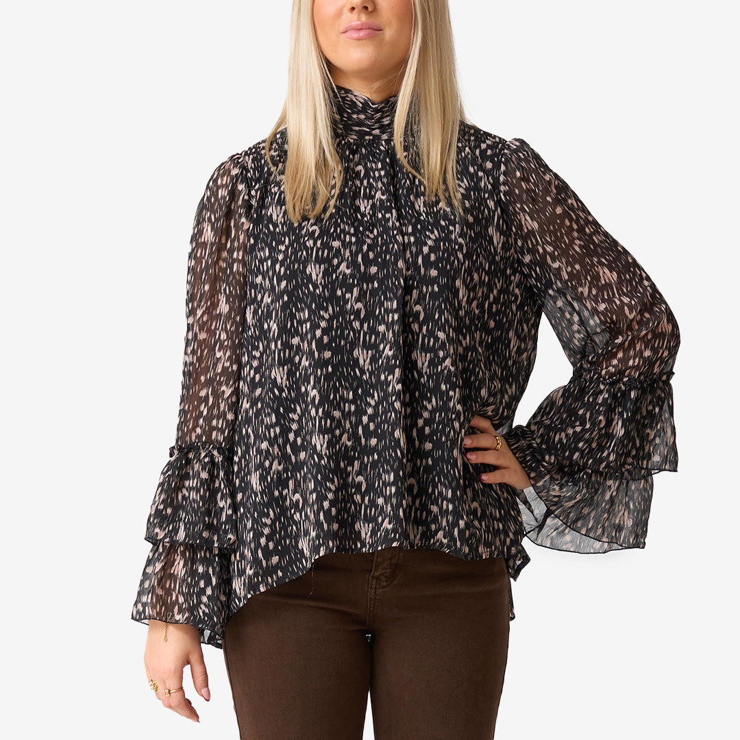 CH25AW51 svart blus med volanger – feminin topp i polyester