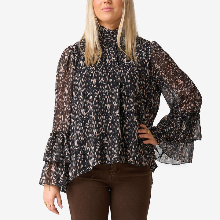 CH25AW51 svart blus med volanger – feminin topp i polyester