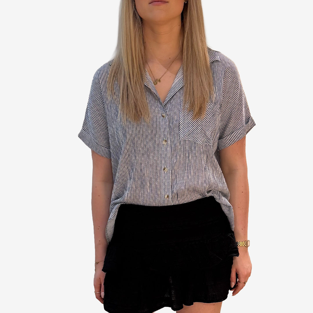 CH26SS48 Blus Stripe i navy med randigt mönster och mjuk passform i rayon
