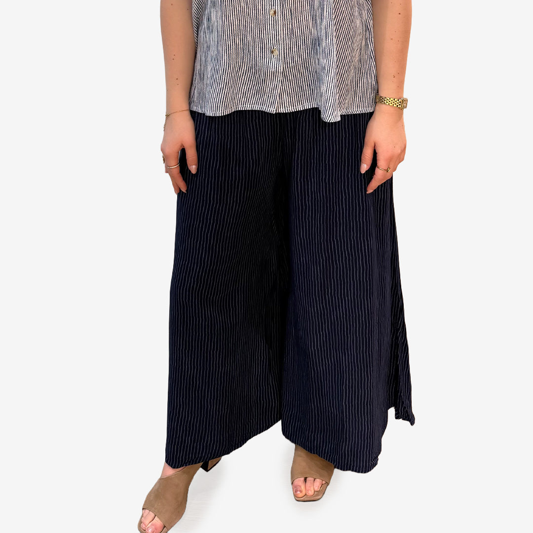 Wide leg byxa i navy och cream med vid passform och mjukt fall i rayon