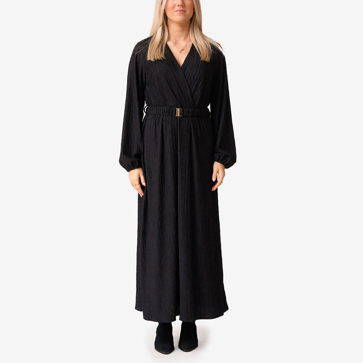 Figurnära svart klänning med kort ärm, modell D579