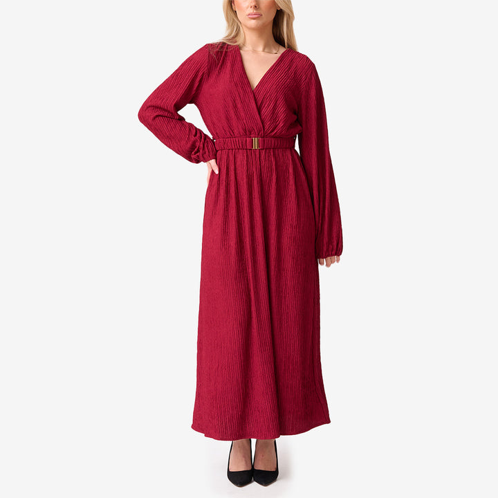 Figurnära klänning i bordo med lång ärm, modell D579