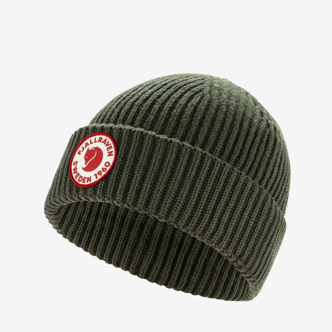Fjällräven 1960 Lite Logo Hat – ribbstickad mössa i merinoull och bomull med logotyp, deep forest