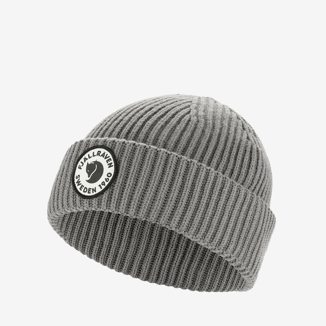 Fjällräven 1960 Lite Logo Hat – ribbstickad mössa i grå merinoull och bomull med logotyp.