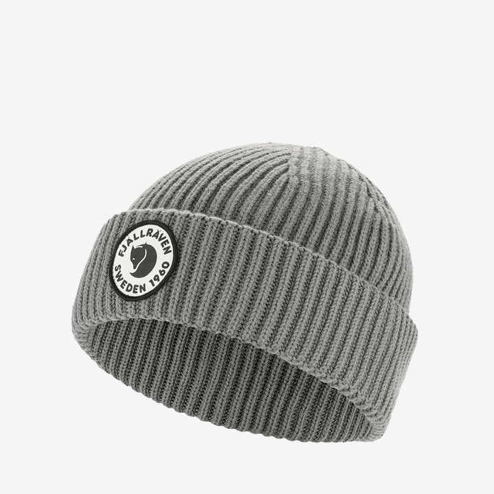 Fjällräven 1960 Lite Logo Hat – ribbstickad mössa i grå merinoull och bomull med logotyp.