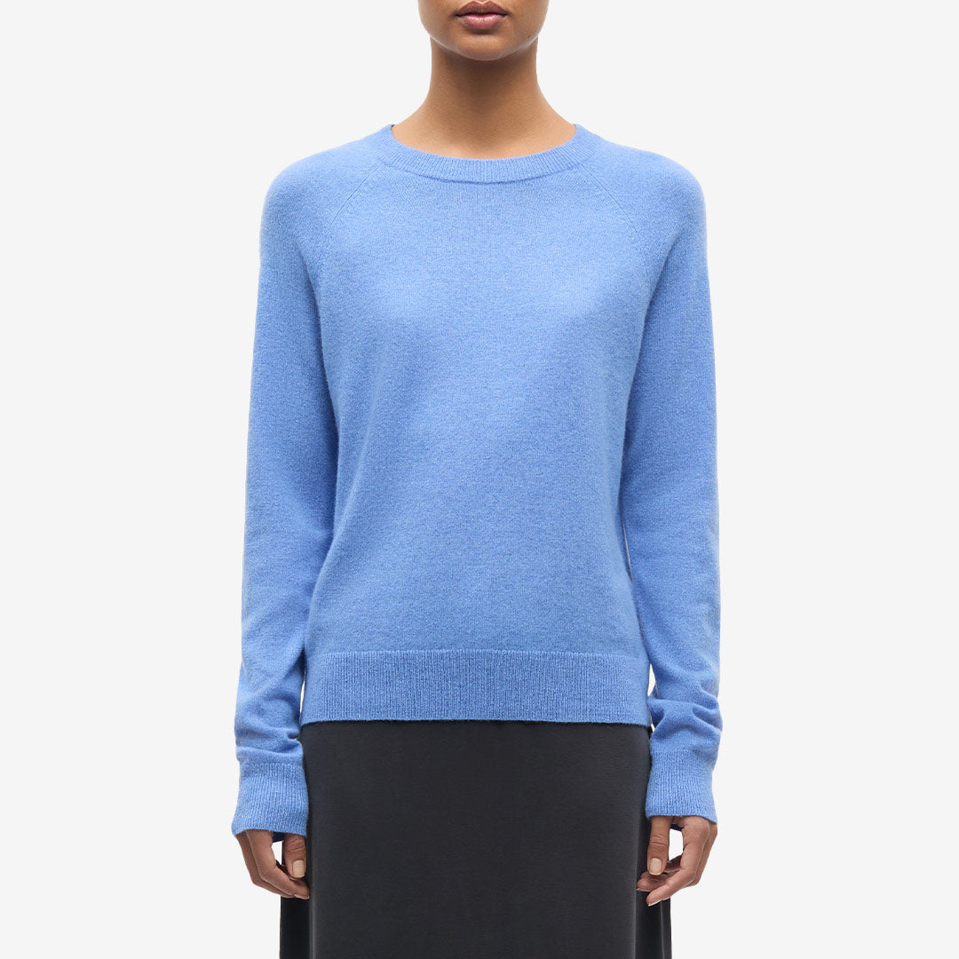 Stickad kashmirtröja från Samsøe Samsøe för dam i Bel Air Blue med rund hals och raglanärmar.