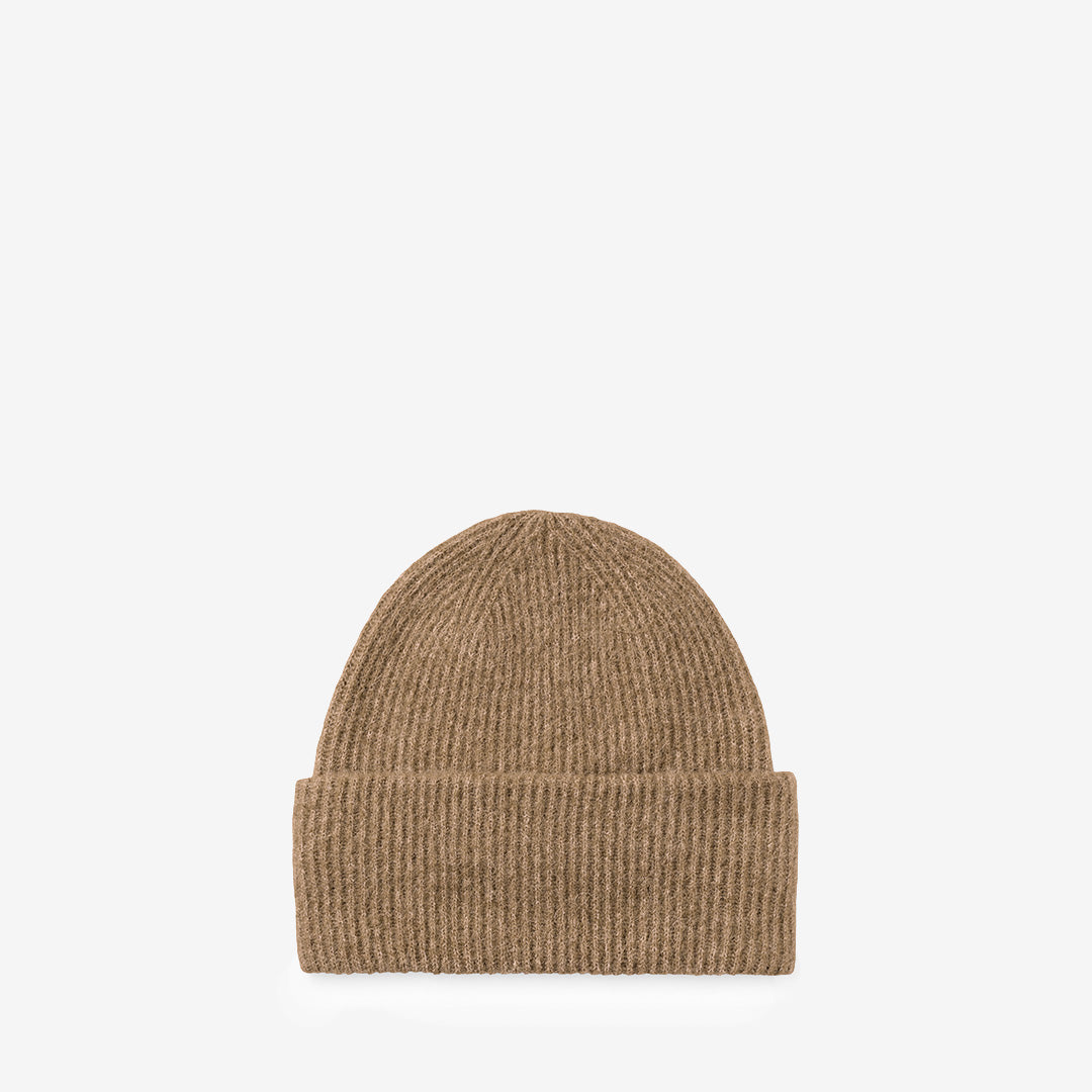 Samsøe Samsøe NOR Hat mössa i Lead Gray med ull, alpacka och återvunnen polyester.