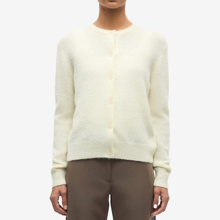 Kort grön cardigan från Samsøe Samsøe för dam med knäppning och ribbstickade detaljer.