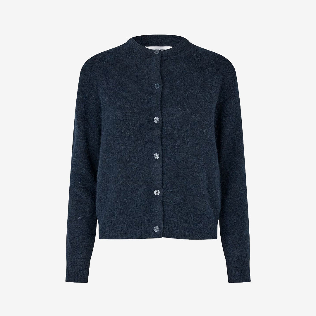 Samsøe Samsøe Nor Short Cardigan Salute, kort stickad kofta i mörkblå nyans med knäppning framtill.