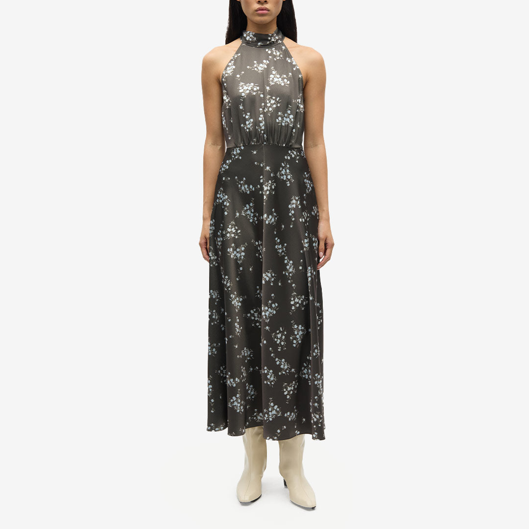 Satin midiklänning från Samsøe Samsøe för dam i Blooming Brown med ärmlös design och utsvängd kjol.