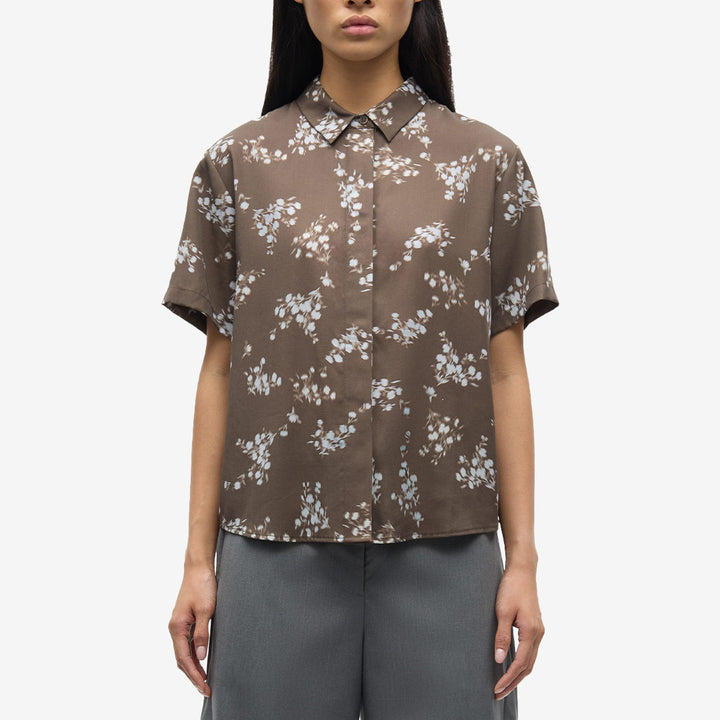 Kortärmad skjorta från Samsøe Samsøe för dam i Blooming Brown med lös passform och dold knäppning.