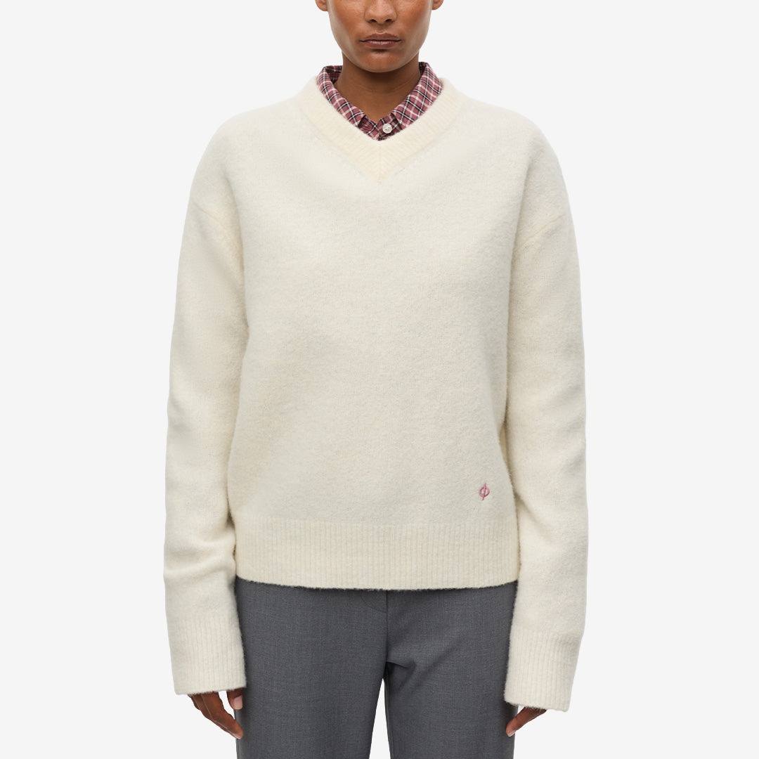 Samsøe Samsøe Samelody V-Neck Egret, ljus stickad ulltröja med V-ringning och avslappnad passform.