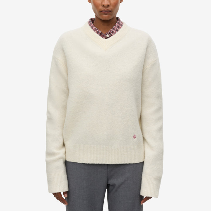 Samsøe Samsøe Samelody V-Neck Egret, ljus stickad ulltröja med V-ringning och avslappnad passform.
