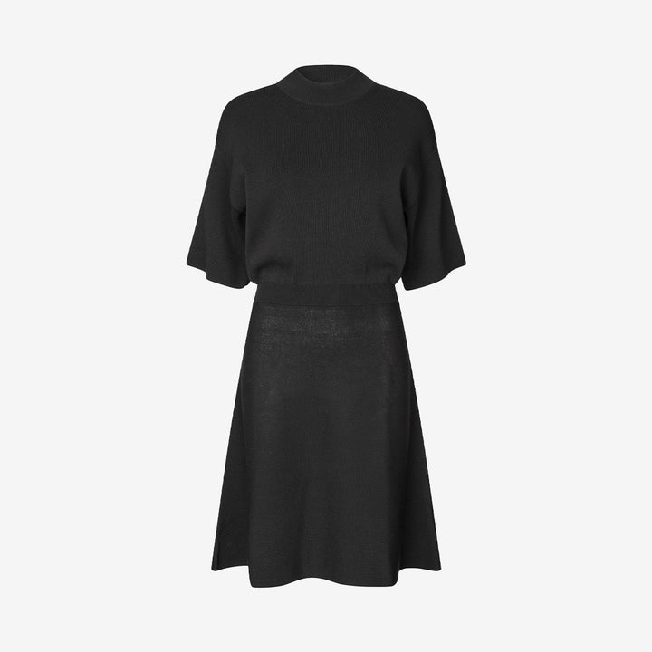 Satatiana Dress klänning i färgen Black, tillverkad i LENZING™ ECOVERO™ viskos med elegant fall