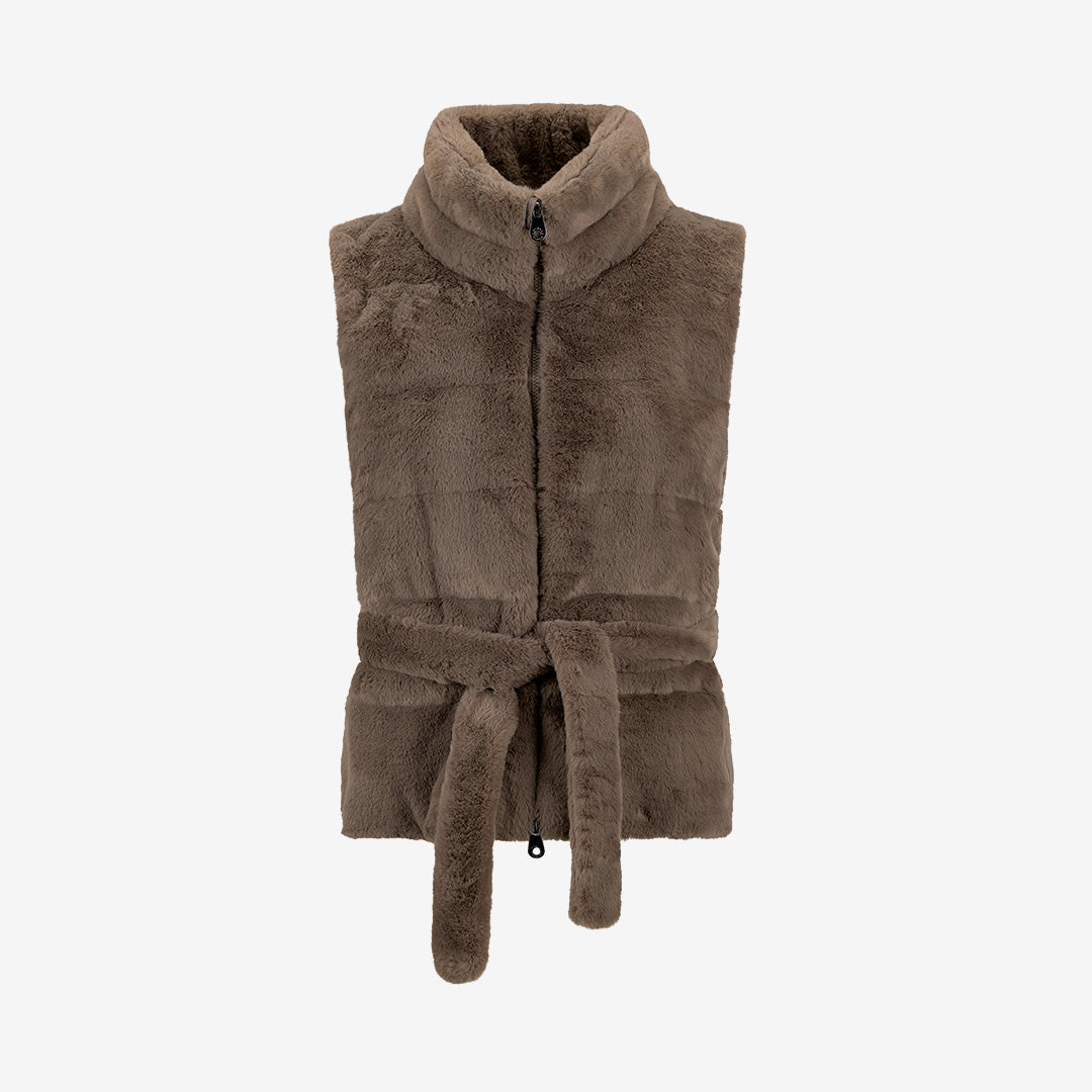 Monel Mie Vest i Taupe, mjuk taupefärgad väst i fuskpäls med hög krage, tvåvägsdragkedja och avtagbart skärp.