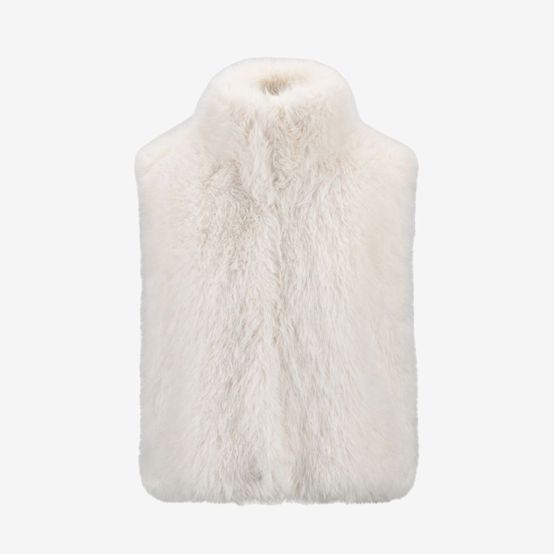 Monel My Vest i White, vit kort väst i mjuk fuskpäls med diskreta hyskknäppningar framtill och praktiska sidfickor.