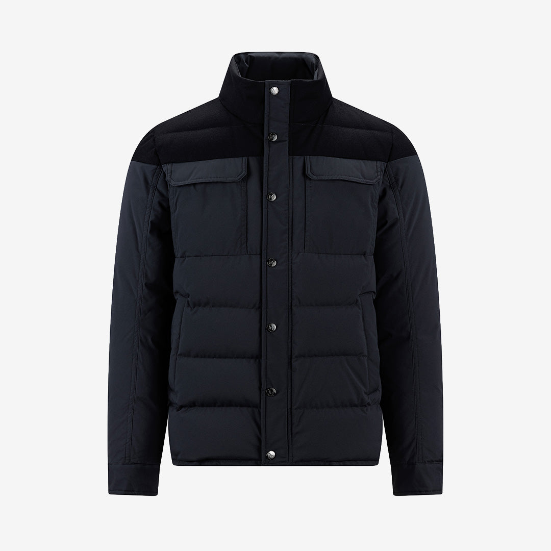 Monel Benjamin jacka för herr i Dark Navy, mörkblå jacka i ull- och polyesterblandning med bröstfickor, knäppning och dunfyllning.