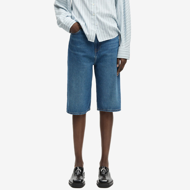 Denimshorts från Samsøe Samsøe för dam i fluid denim tillverkade i ekologisk och återvunnen bomull.