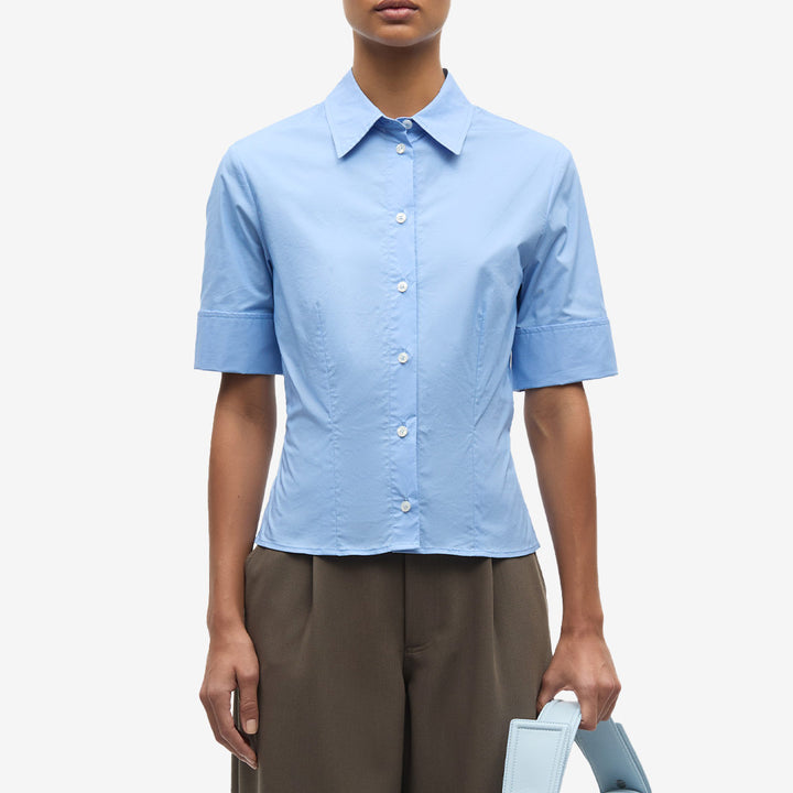 Kortärmad slim fit-skjorta från Samsøe Samsøe för dam i Bel Air Blue i ekologisk bomull.